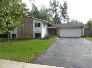 2 Marquette Ct, Bolingbrook, IL 60440