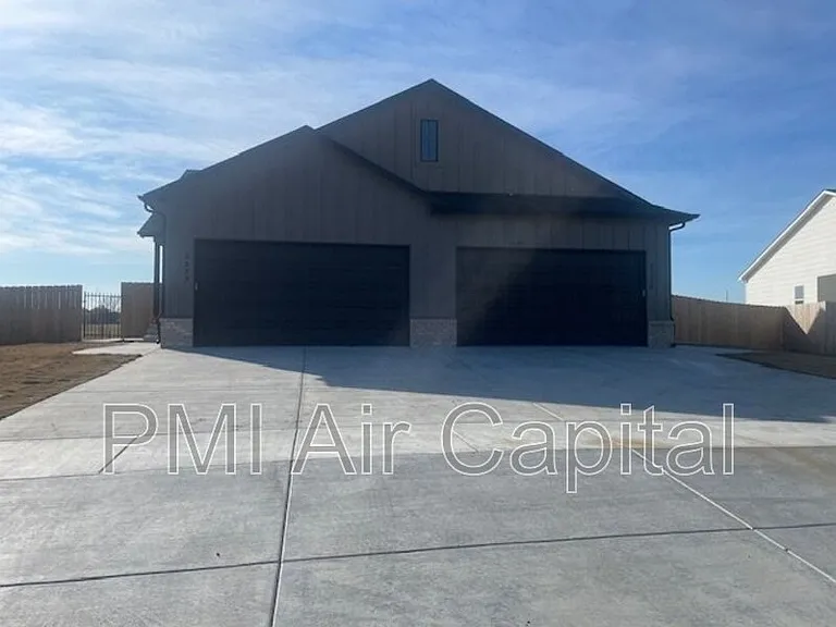 5273 N Pinecrest Cir — Photo 1
