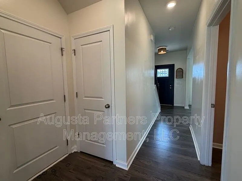 4 bed, 2.5 bath, 2456 sqft, $2,500 — Photo 2