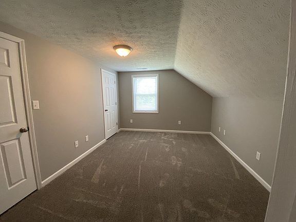 5th image of 40 Laura Ln