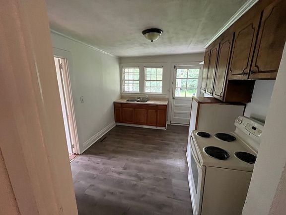 3rd image of 445 Glover St