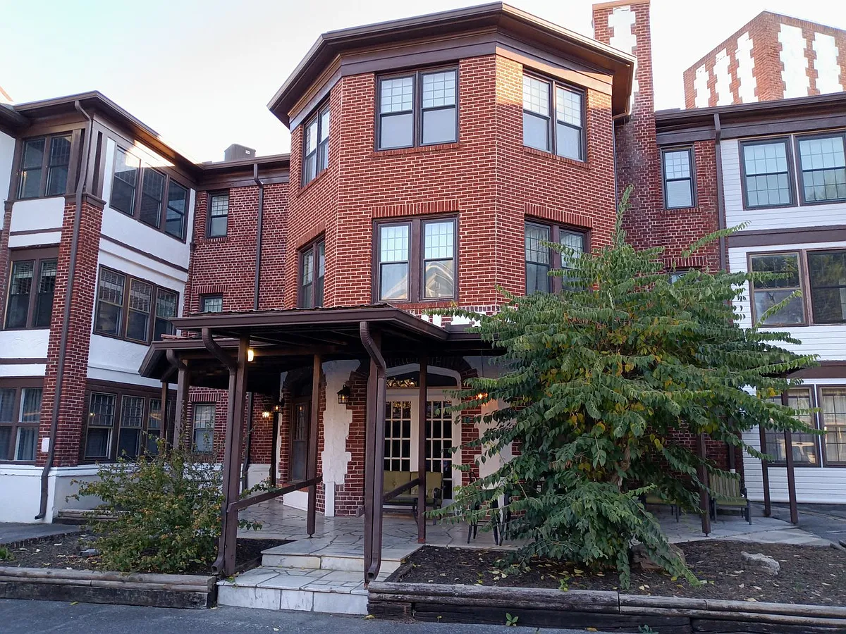 Building Photo - 701 W Locust St #22