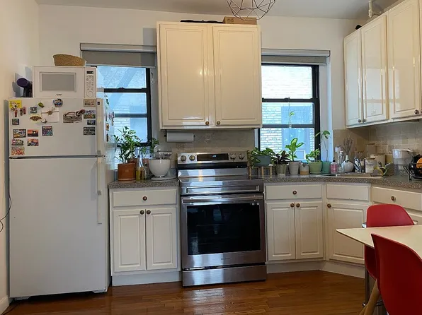 21-27 33rd St #3G, Astoria, NY 11105