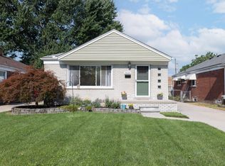 26221 Ursuline St, Saint Clair Shores, MI 48081