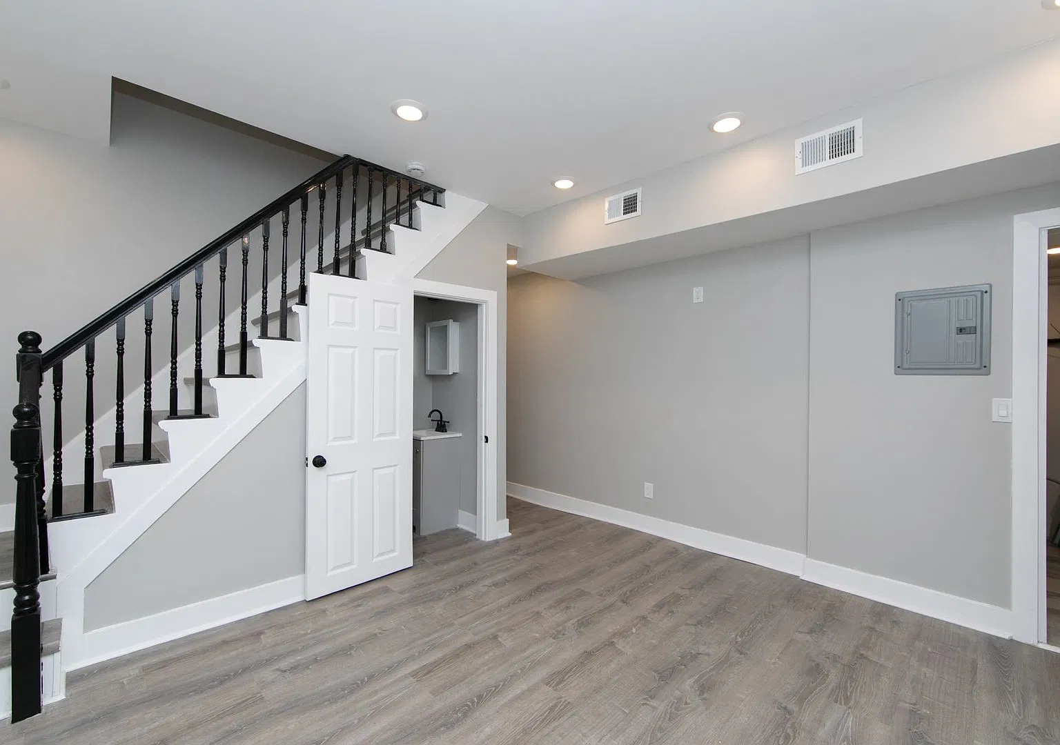 Beautiful Gut Renovated 2 Bed/2.5 Bath Apartment on Broadway Avenue in Camden! — Photo 1