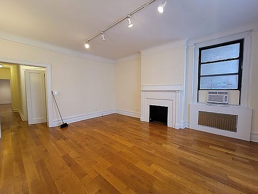 2nd image of 265 W 81st St #2X