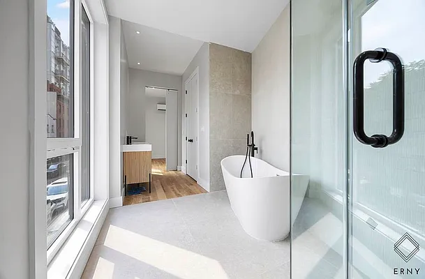 Bathroom, photo 1