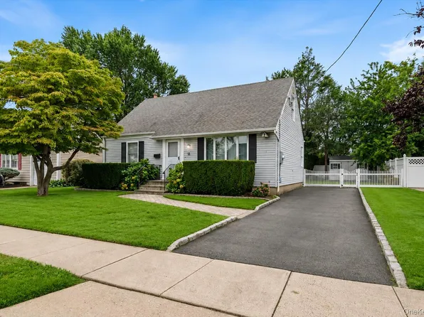 14 Po Lane, Hicksville, NY 11801