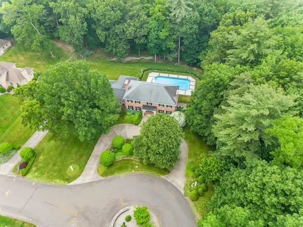 8 Dove Hl, South Hadley, MA 01075