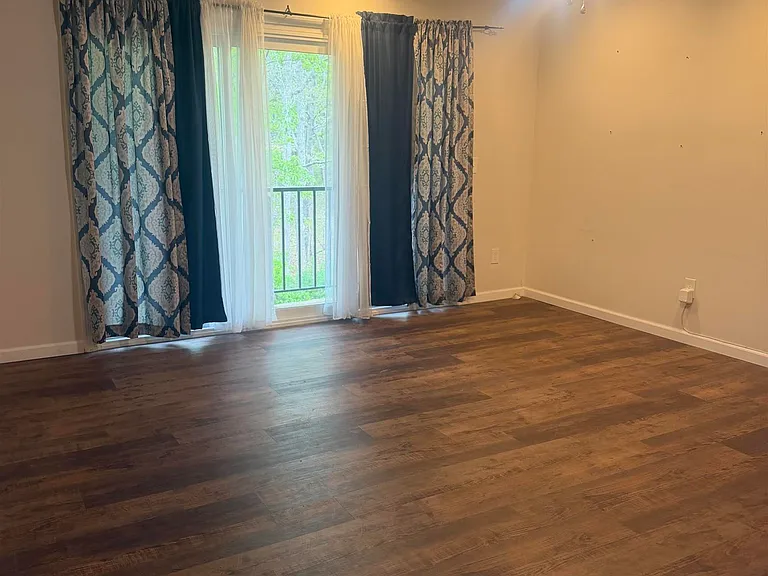 217 Colonial Ct — Photo 6