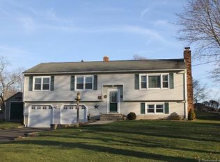 19 Weir St, Branford, CT 06405