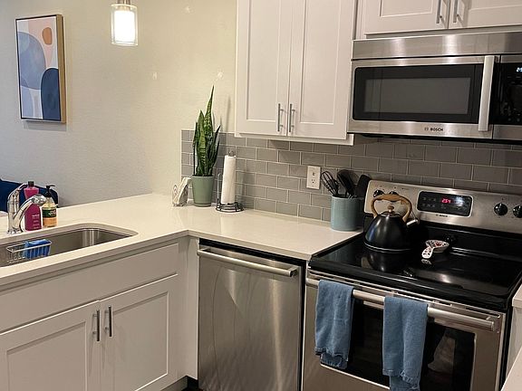 Modern, bright kitchen