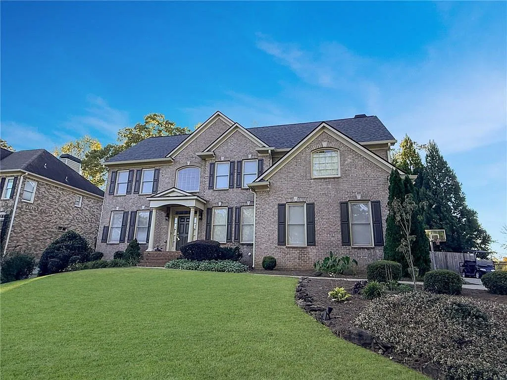 5 bed, 4.5 bath, 5631 sqft, $5,000 — Photo 2