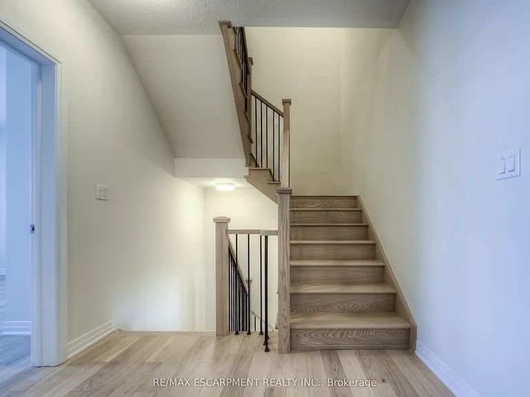 104 Settlers Rd E — Photo 32