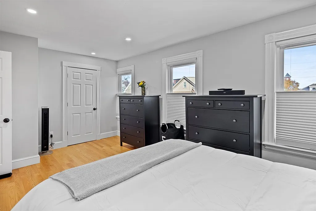 3 bed, 1.0 bath, 1200 sqft, $3,600 — Photo 2