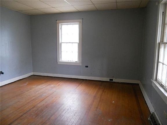 4th image of 102 Hobson Ave