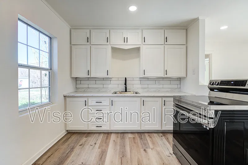 3 bed, 1.0 bath, 1050 sqft, $1,050 — Photo 3
