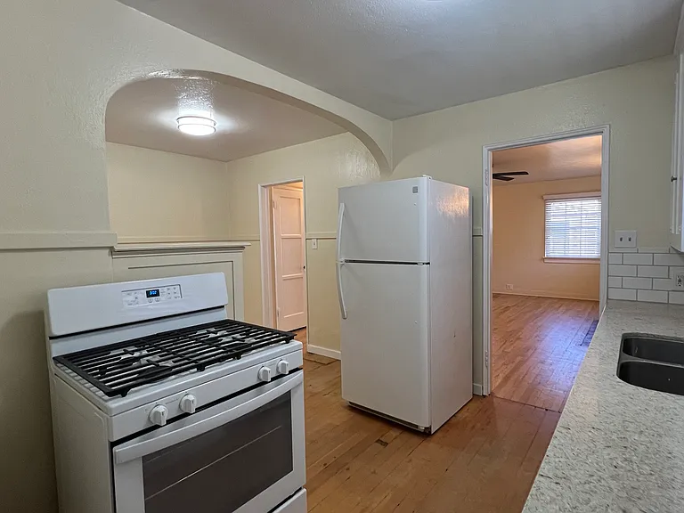 25 Parkwood Dr #4 — Photo 9