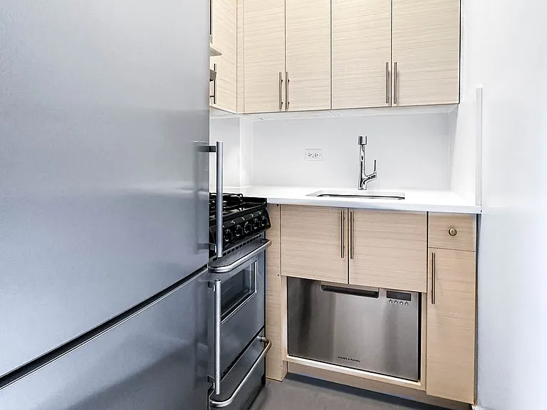 4 Park Ave #7A — Photo 3