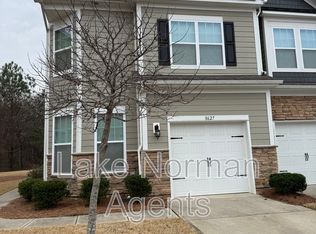 8627 Harris Lake Ln, Charlotte, NC 28269