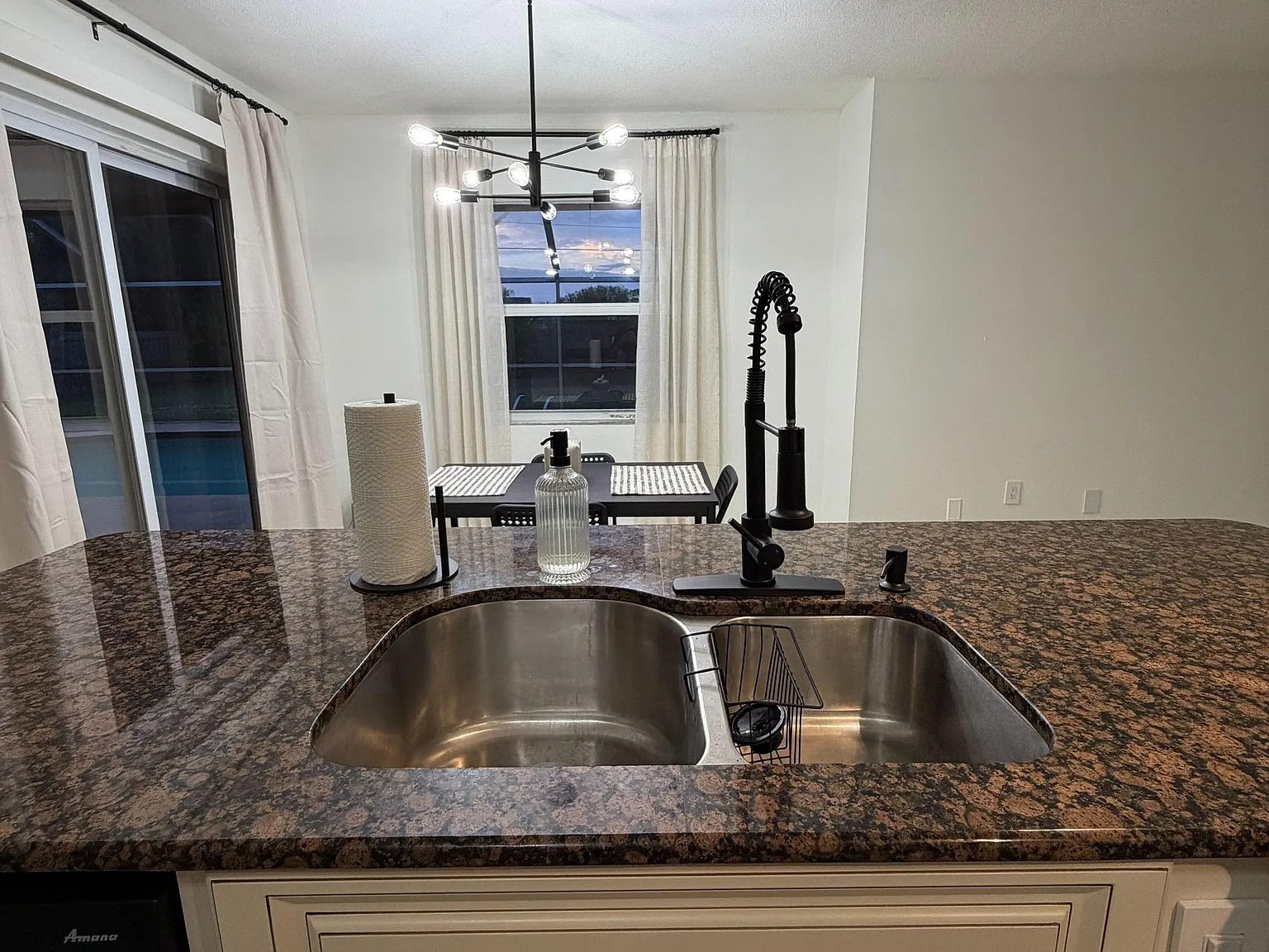 4 bed, 3.0 bath, 2800 sqft, $1,061 — Photo 4