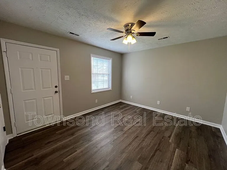 1437C Ireland Dr — Photo 1