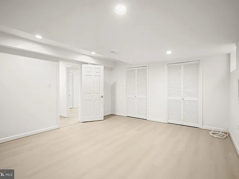 7109 Radnor Rd — Photo 35