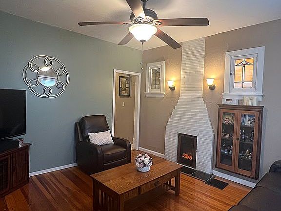 3rd image of 5449 Botanical Ave