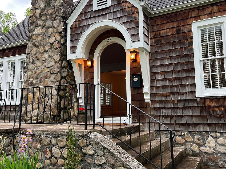 1st image of 221 Eveningside Dr