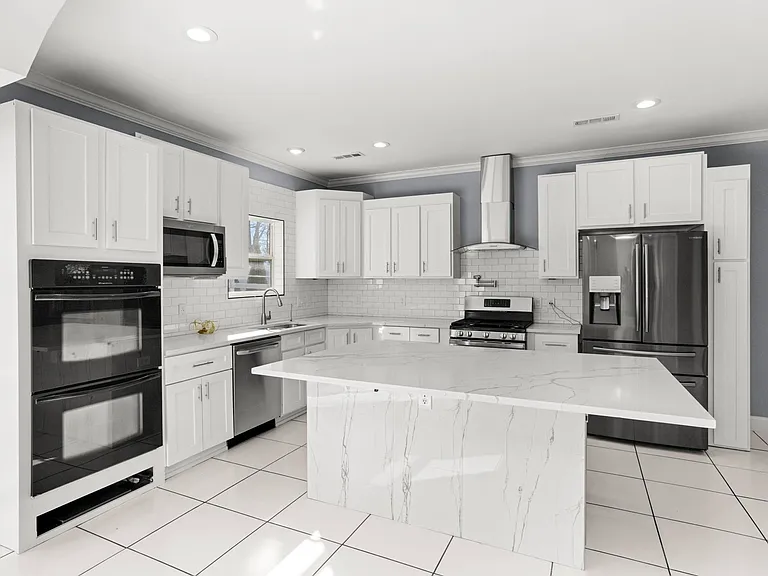 239 E Bledsoe St — Photo 16