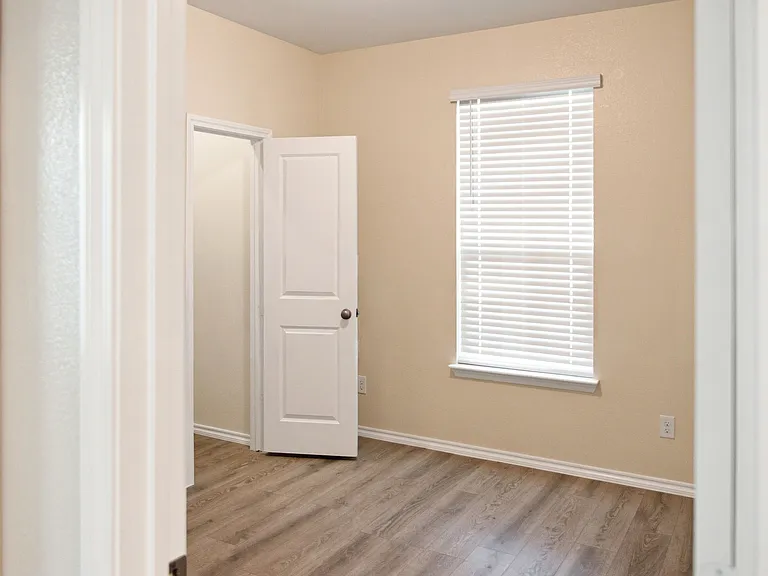 1723 Kenmore Rd — Photo 9