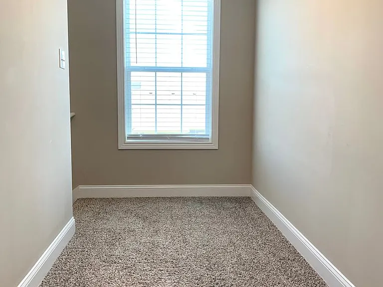 886 Lutz Ln — Photo 9