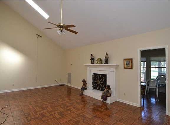 2nd image of 1657 Country Club Dr APT 2