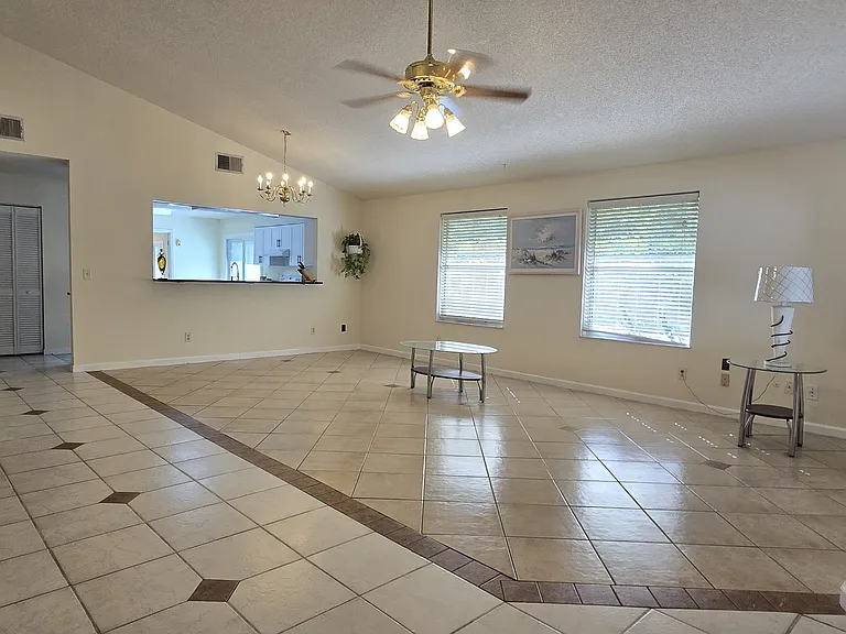 176 N Roscoe Blvd — Photo 2