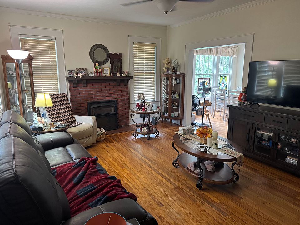 13th image of 204 E Hart Ave
