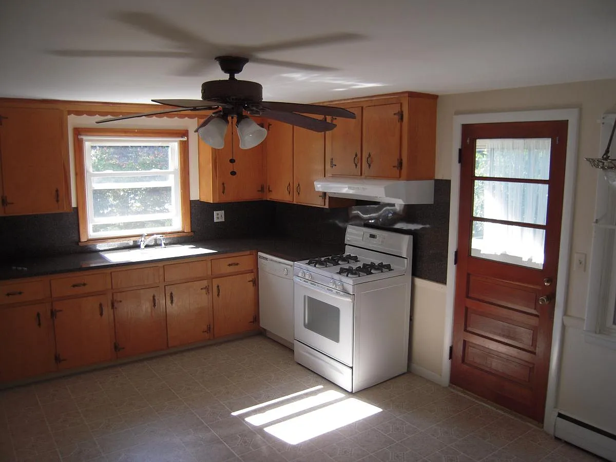 Kitchen - 404 Dover Ave #2