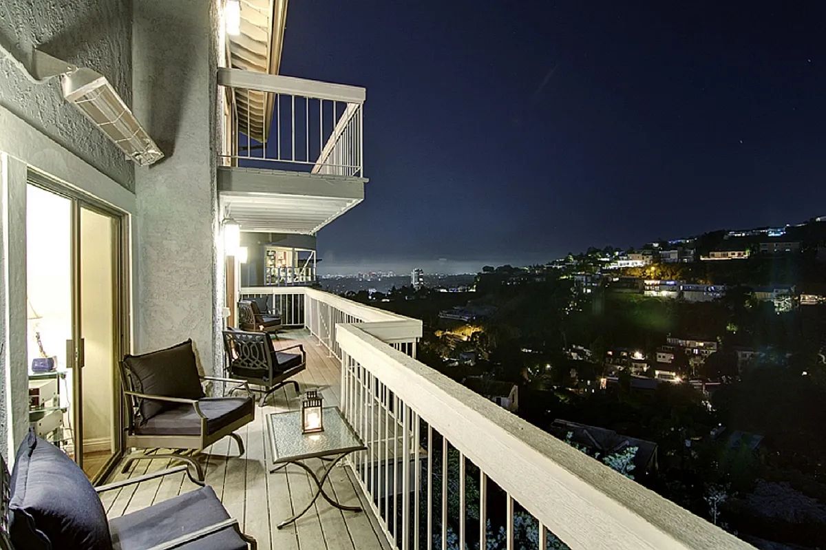 Building Photo - 8730 Hollywood Blvd #A