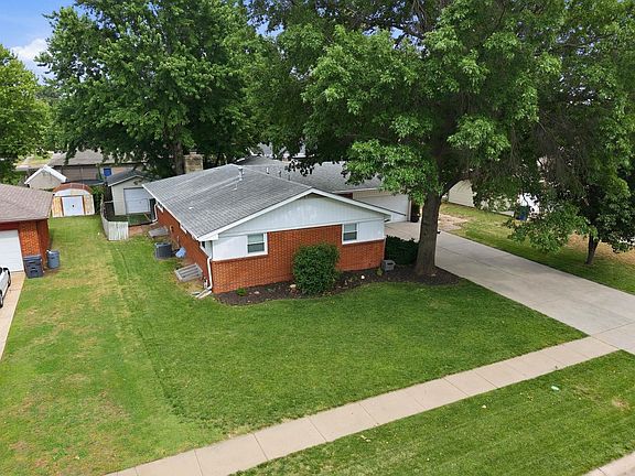 3rd image of 840 N Waddington Ave