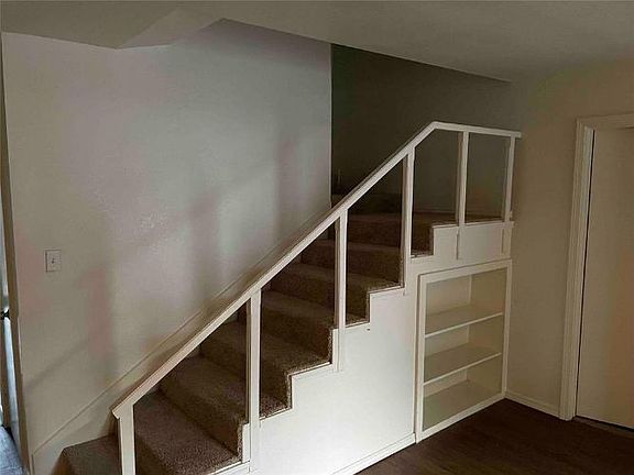 3rd image of 915 Acacia Cir #915