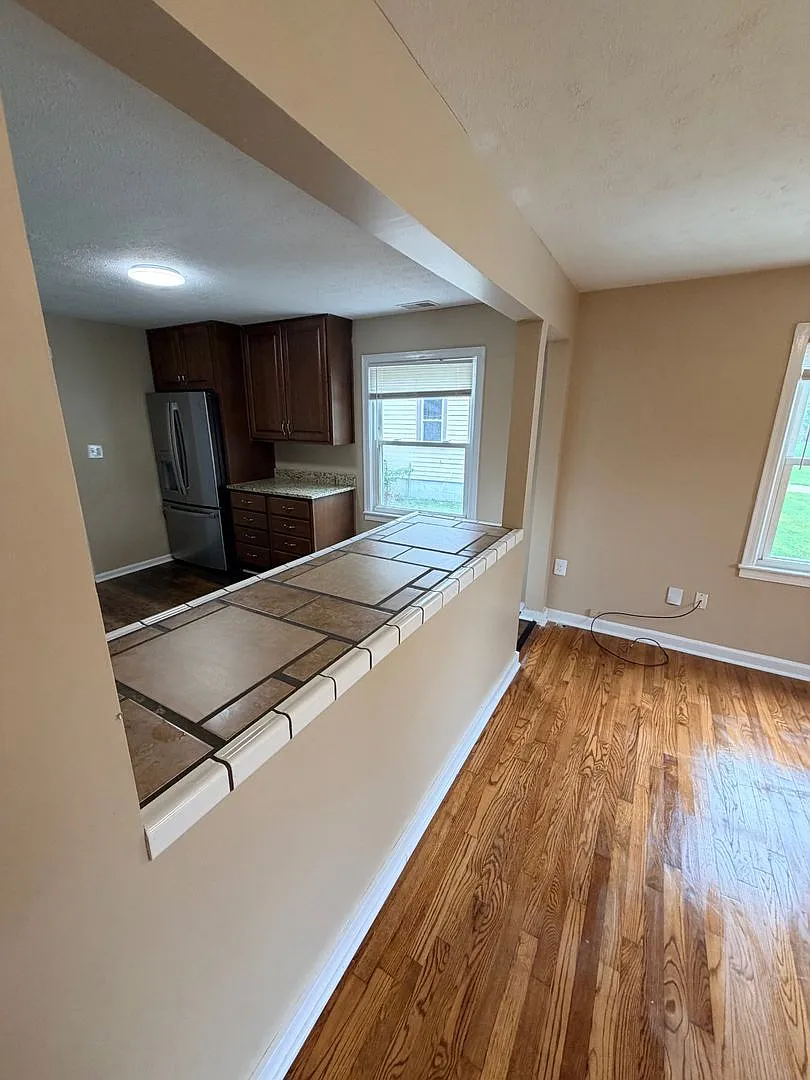 Great 2BR house with garage! — Photo 4