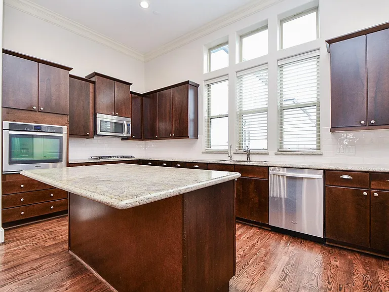 709 Delano St — Photo 14