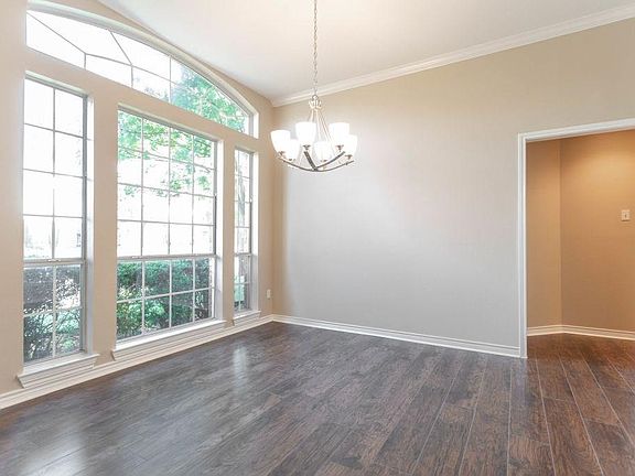 5th image of 1105 Lochness Ln