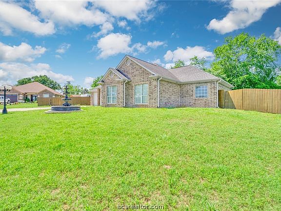 3rd image of 612 Olde Oaks Cir