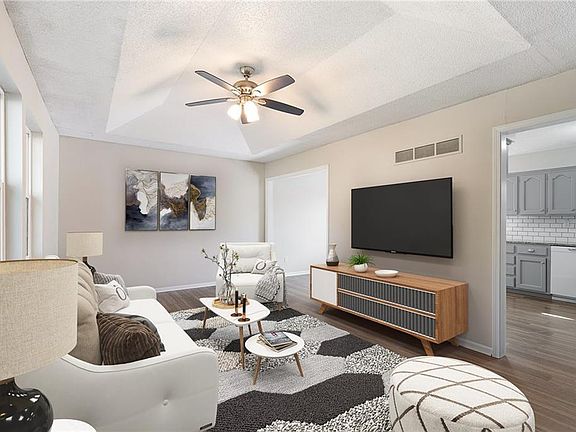 3rd image of 615 SE Westwind Dr