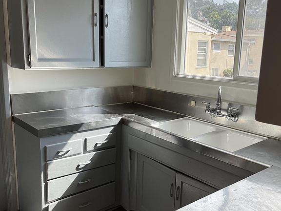 4th image of 2473 Silver Lake Blvd