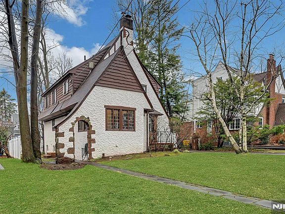 2nd image of 300 Churchill Rd