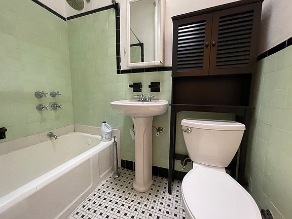 4th image of 311 E 52nd St APT 4A