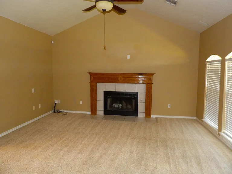 405 SE Lancelot Ln — Photo 2