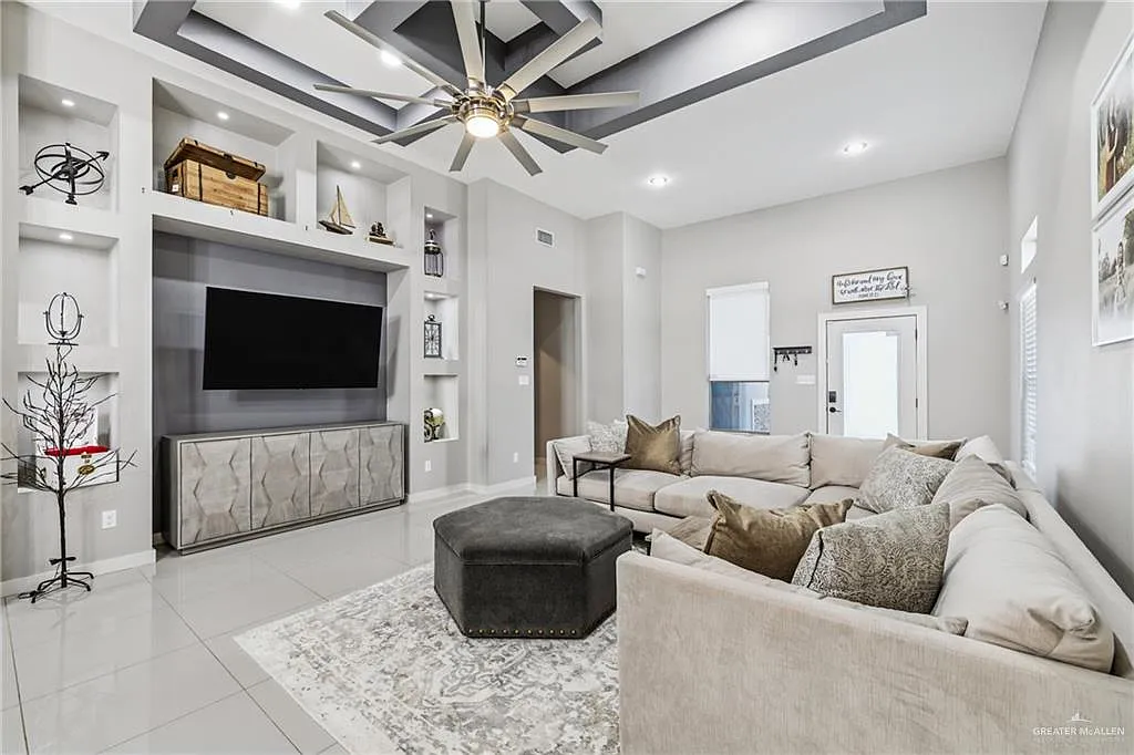 3 bed, 2.0 bath, 1844 sqft, $2,500 — Photo 2