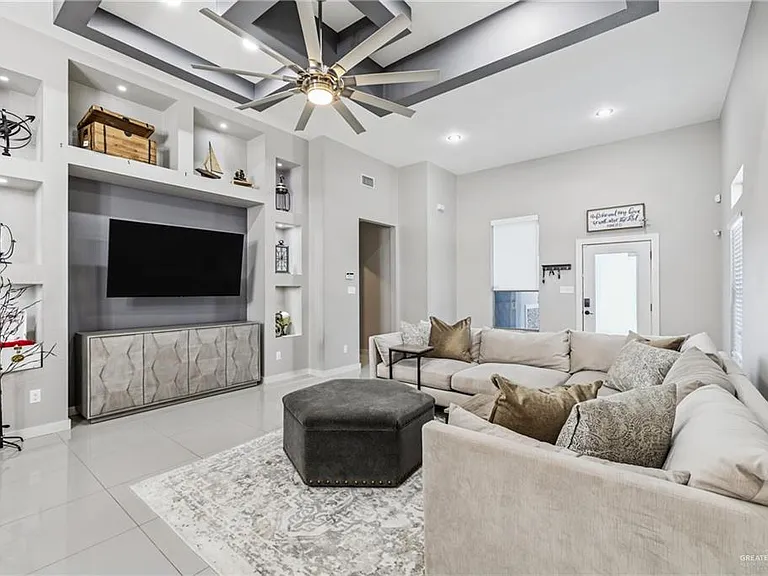 921 Casa Blanca — Photo 2